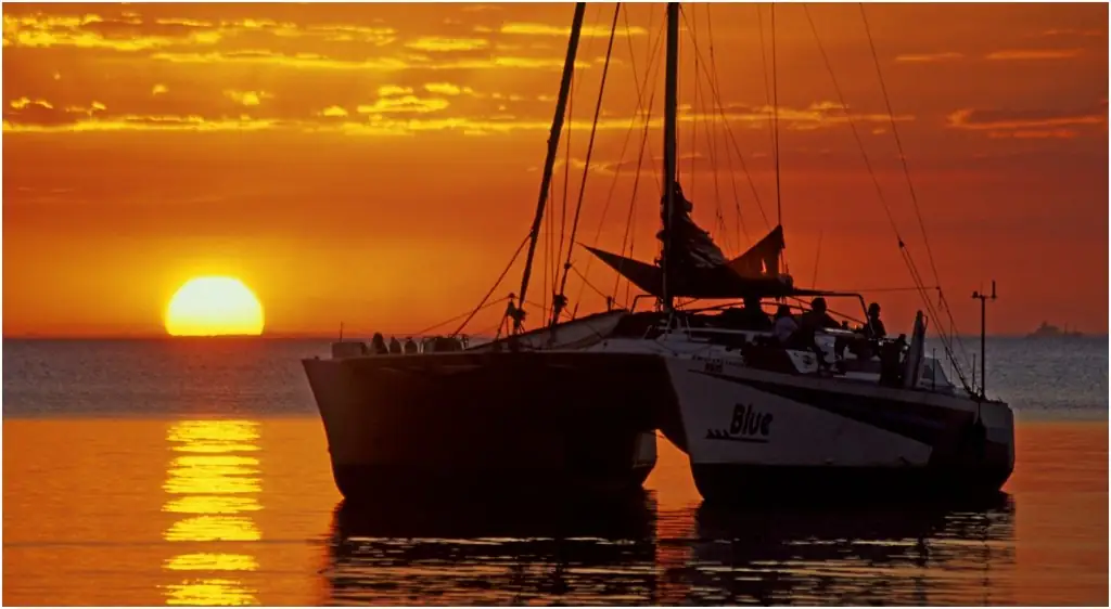 Catamarã ao pôr do sol no mar de Moçambique
