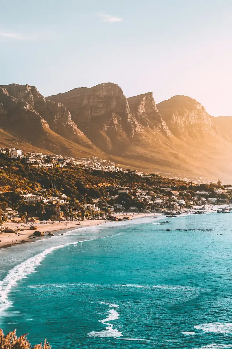 Praia de Clifton com as montanhas dos Doze Apóstolos na Cidade do Cabo