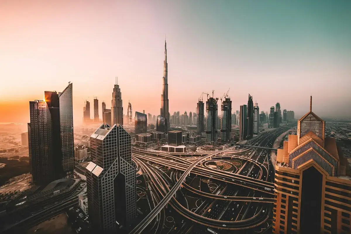 Burj Khalifa e arranha-céus do Dubai ao entardecer
