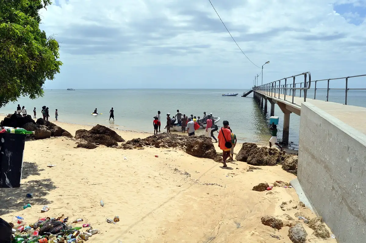 Cais da Inhaca com visitantes na praia